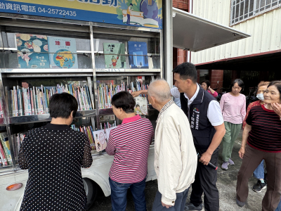115.04.30東勢地政結合行動圖書車跨機關社區宣導防詐(7)
