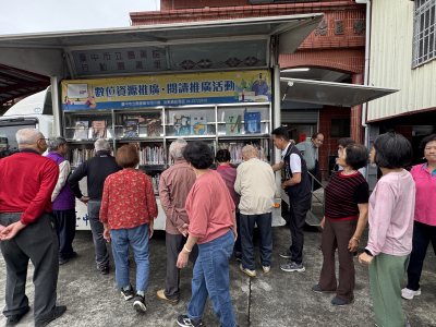 115.04.30東勢地政結合行動圖書車跨機關社區宣導防詐(4)